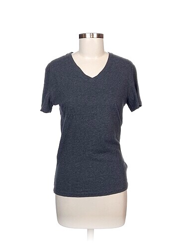 Gap T-shirt %70 İndirimli.