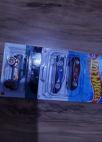  Beden Renk Gençler 23 tane 6 tanesi matchbox diğerleri hot wheels dır 