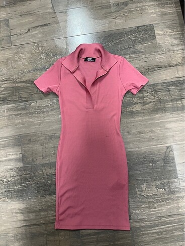 Bershka vücudu saran elbise