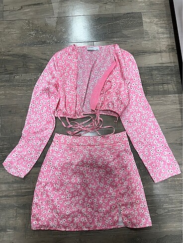 Bershka pembe çiçekli takım