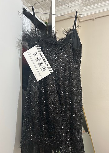 38 Beden Kuş Tüy Detaylı Siyah Straplez Mini Elbise