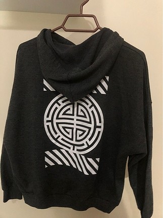 GRİ SWEATSHİRT ARKASI DESENLİ