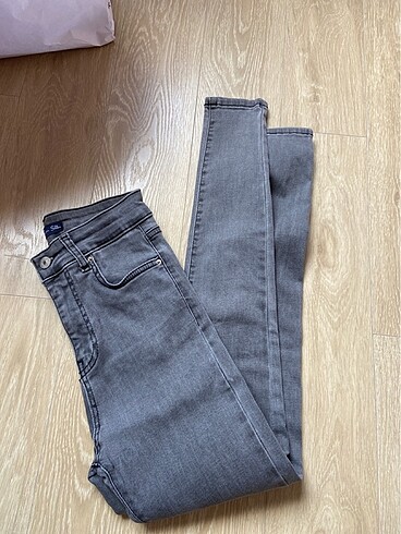 gri skinny jean