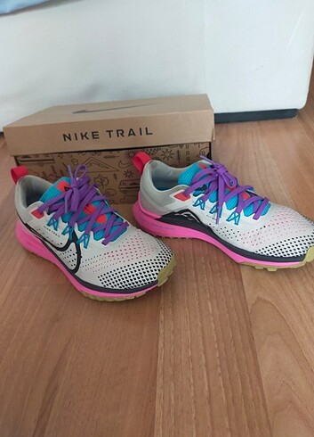 36,5 Beden Nike spor ayakkabı,koşu ayakkabısı orijinal 
