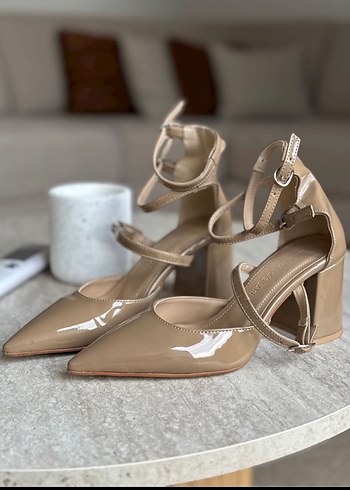 Pelinin ayakkabıları bej rugan topuklu ayakkabı - Görsel 2