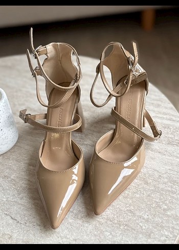 Pelinin ayakkabıları bej rugan topuklu ayakkabı - Görsel 3