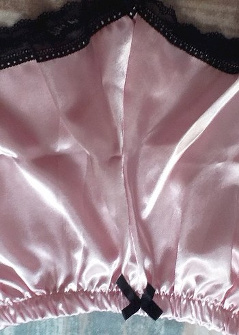 Pembe Saten Mini Şort ve Siyah Dantel Üst - Görsel 3