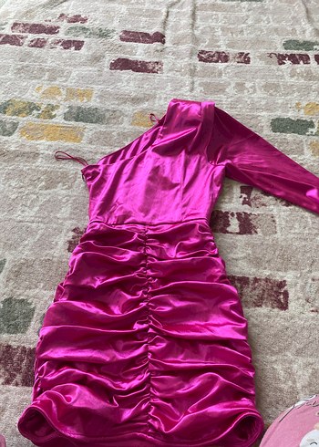 Pembe Drapeli Tek Kol Uzun Kollu Midi Elbise