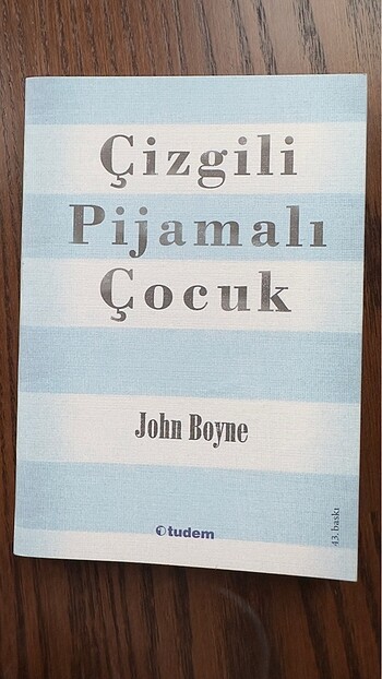 Çizgili pijamalı çocuk