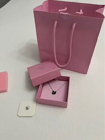 Swarovski siyah kuğ kolye