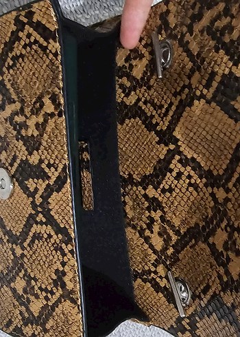 Zincir Detaylı Kahverengi Yılan Derisi Çanta - Görsel 3