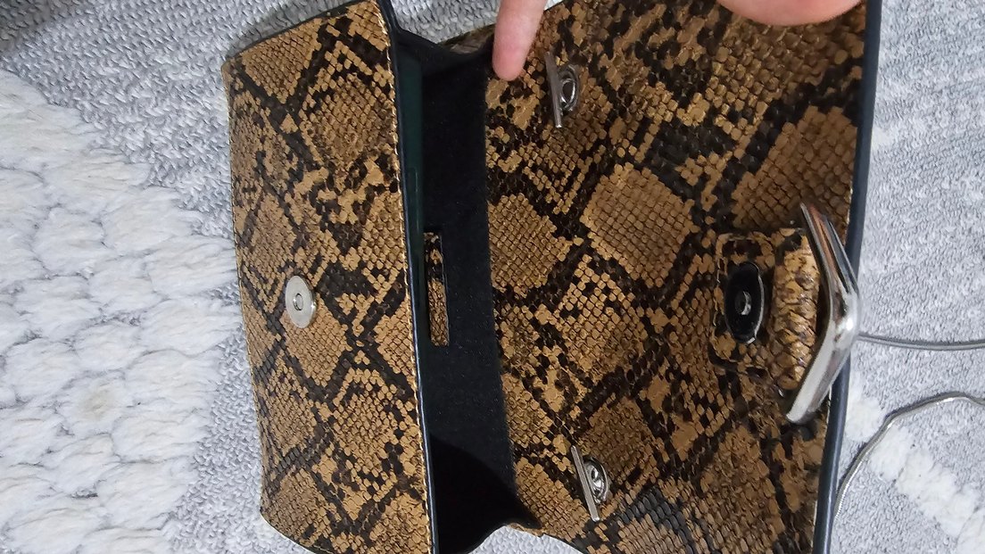 Zincir Detaylı Kahverengi Yılan Derisi Çanta - Görsel 3