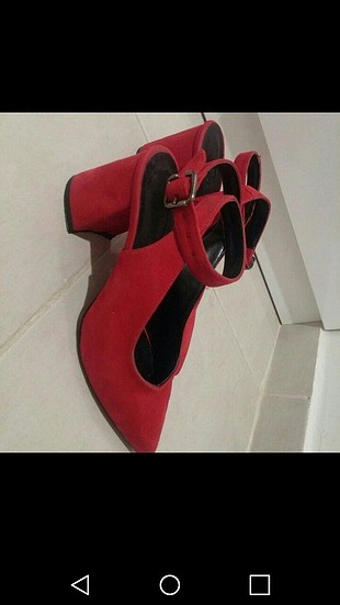 kırmızı süet topuklu bilekten bantlı ayakkabı topuk boyu 5 cm. 