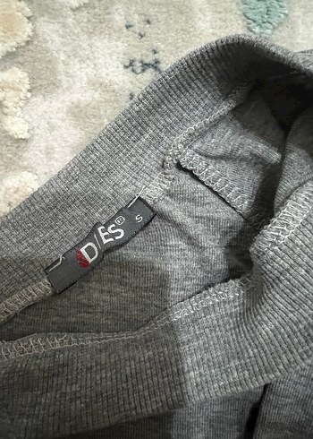 Gri V Yaka Kadın Tişört - Görsel 5