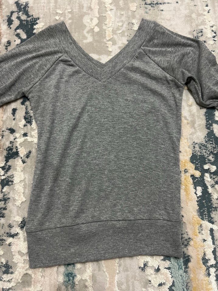 Gri V Yaka Kadın Tişört - Görsel 2