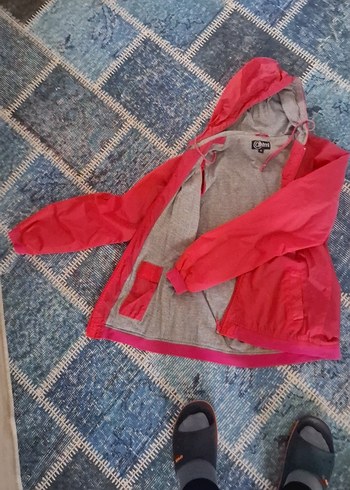 Kapüşonlu Kırmızı Yağmurluk - Görsel 4