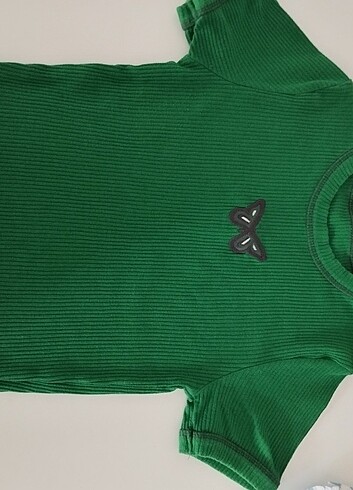 Yeşil kelebek motifli crop bluz