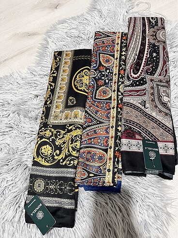 Beden siyah Renk 3 adet şal 500 tl