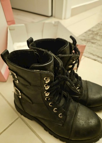 31 Beden Siyah Deri Tokalı çocuk Bot
