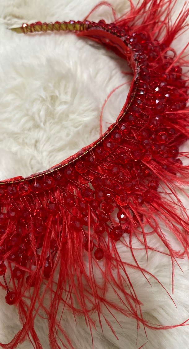 Kırmızı Boncuklu Tüylü Taç - Görsel 3