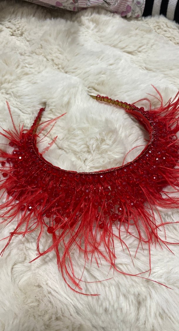 Kırmızı Boncuklu Tüylü Taç - Görsel 2