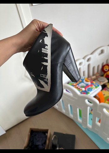 Tokalı Siyah Yüksek Topuklu Kadın Bot - Görsel 5