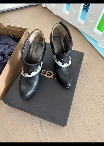 Tokalı Siyah Yüksek Topuklu Kadın Bot - Görsel 4