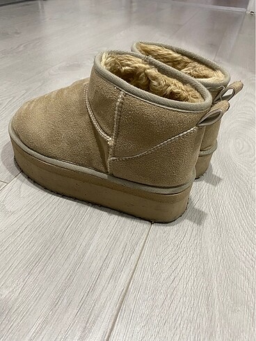 Ugg model bot