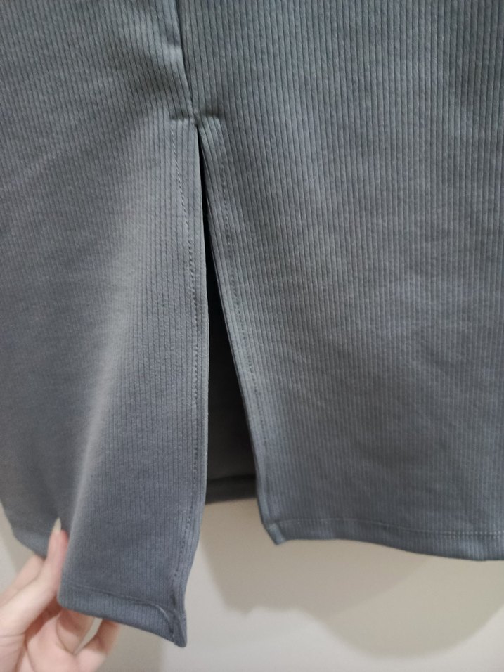 Gri Yüksek Yakalı Kolsuz Uzun Elbise - Görsel 4