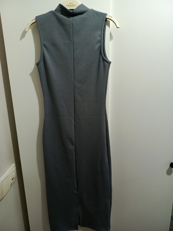 Gri Yüksek Yakalı Kolsuz Uzun Elbise - Görsel 3