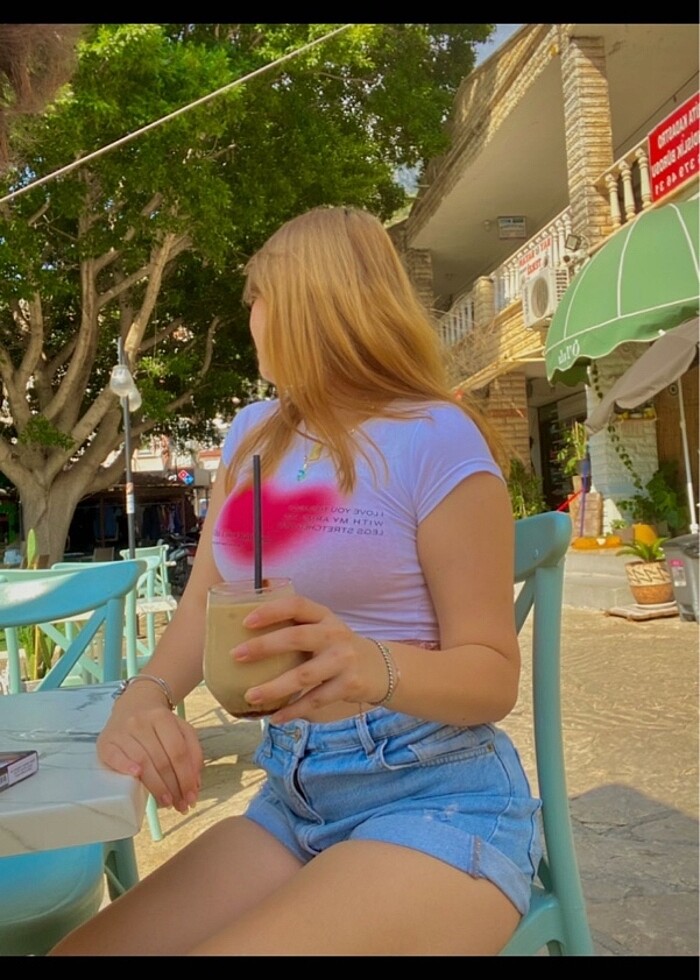 Kalp baskılı beyaz crop bluz - Görsel 2