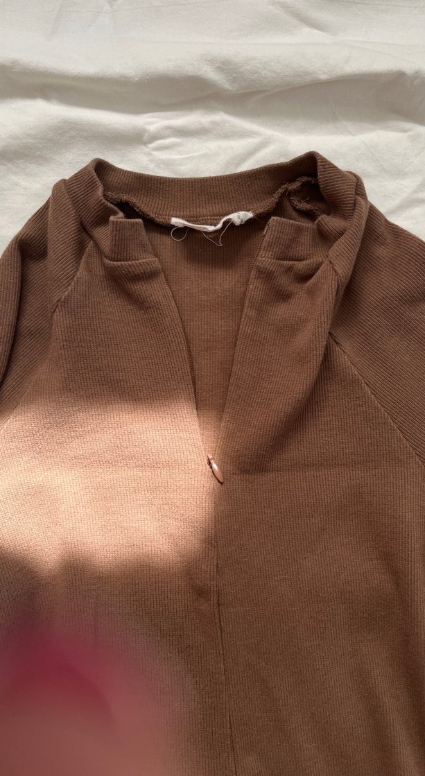 Kahverengi vucuda oturan bluz - Görsel 2