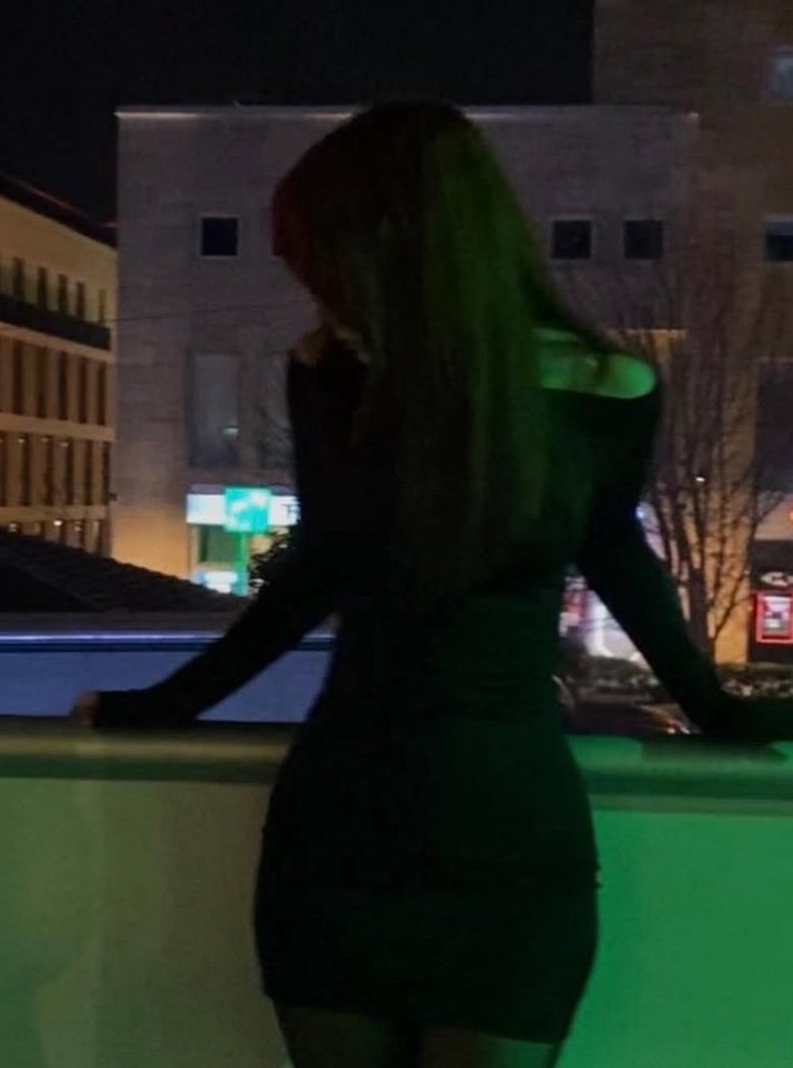 Uzun Kollu Siyah Omuzu Açık Midi Fitted Elbise - Görsel 2