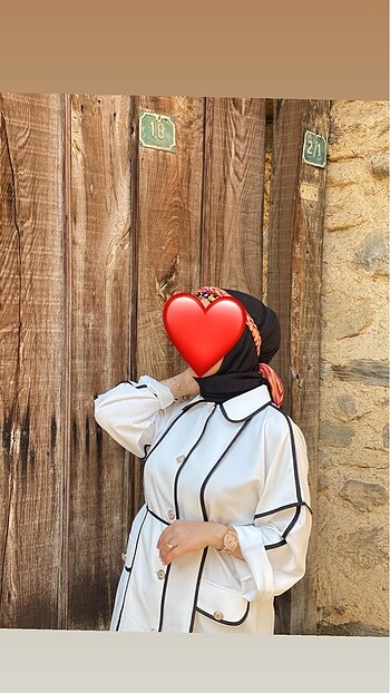 Beyaz siyah çizgili kap tarzında gömlek