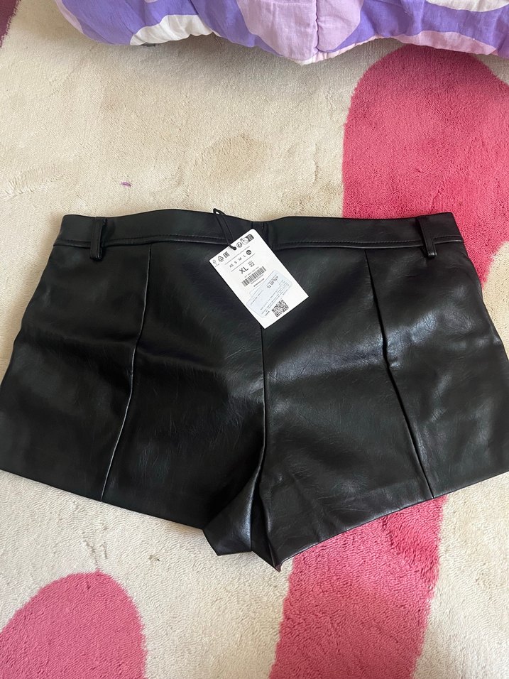 Kadın Siyah Deri Mini Şort - Görsel 2
