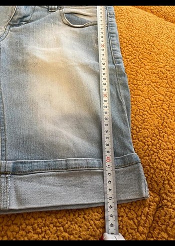 Nakışlı Beyaz Bluz ve Gri Kot Şort - Görsel 2