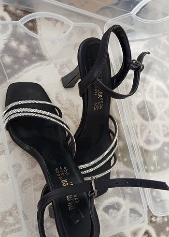 37 Beden Siyah Yılan Desenli Tokalı Stiletto