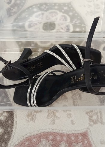 Nine West Siyah Yılan Desenli Tokalı Stiletto