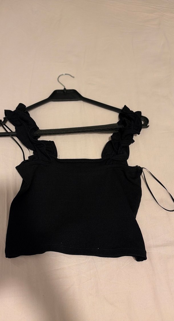 Siyah Fırfırlı Askılı Kadın crop top - Görsel 2