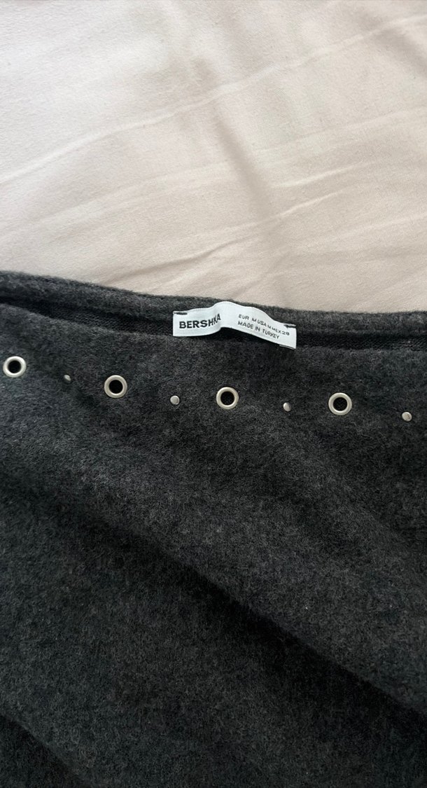 bershka zımbalı düşük omuzlu üst - Görsel 2