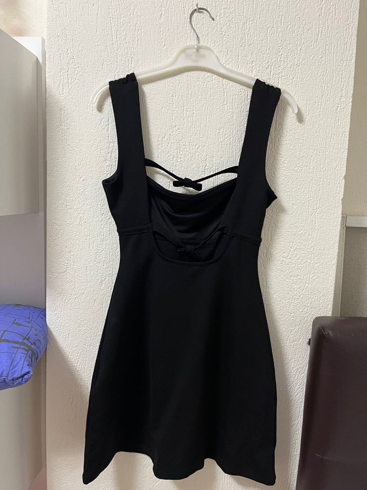 Arka dekolteli siyah mini elbise - Görsel 2