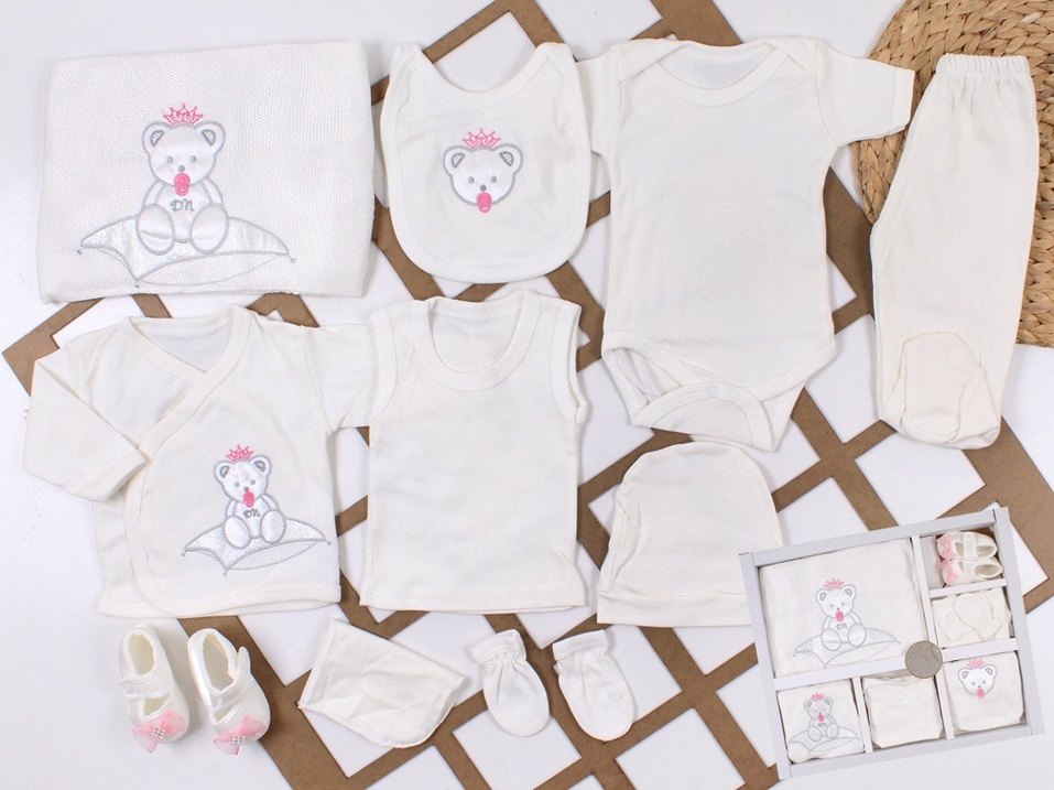 Nakışlı Beyaz Örgü Bebek Hastane Kıyafeti - Görsel 3