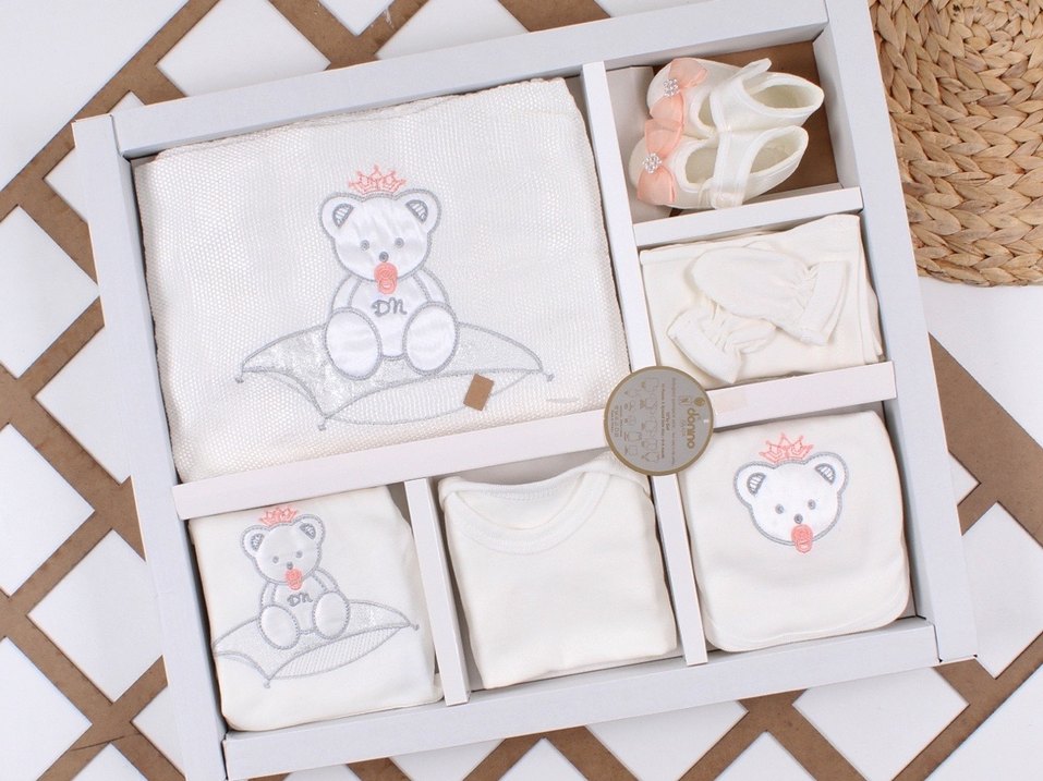 Nakışlı Beyaz Örgü Bebek Hastane Kıyafeti - Görsel 4