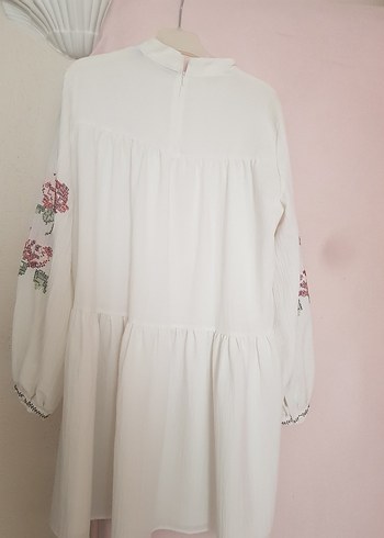 Nakışlı, Fırfırlı Beyaz Uzun Kollu Tunik - Görsel 2