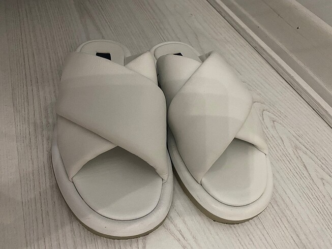 Zara 37 numara beyaz rahat terlik