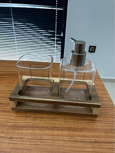 Beden beyaz Renk S-01 standlı cam sabunluk seti