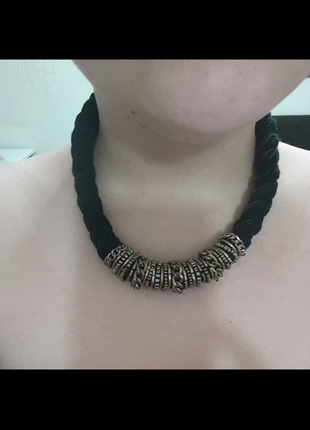 Xside siyah ve altin renginden olusan kolye kombini