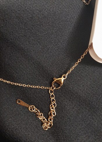  Beden Taşlı Yaprak Figürlü Gold Kolye