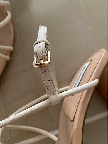 39 Beden Stradivarius bantlı topuklu sandalet