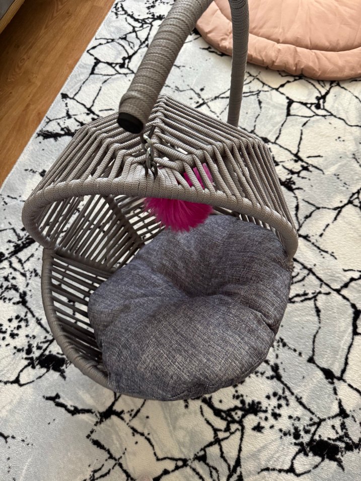 Gri Asılabilir Kedi Yatağı ve Oyuncak Top - Görsel 3